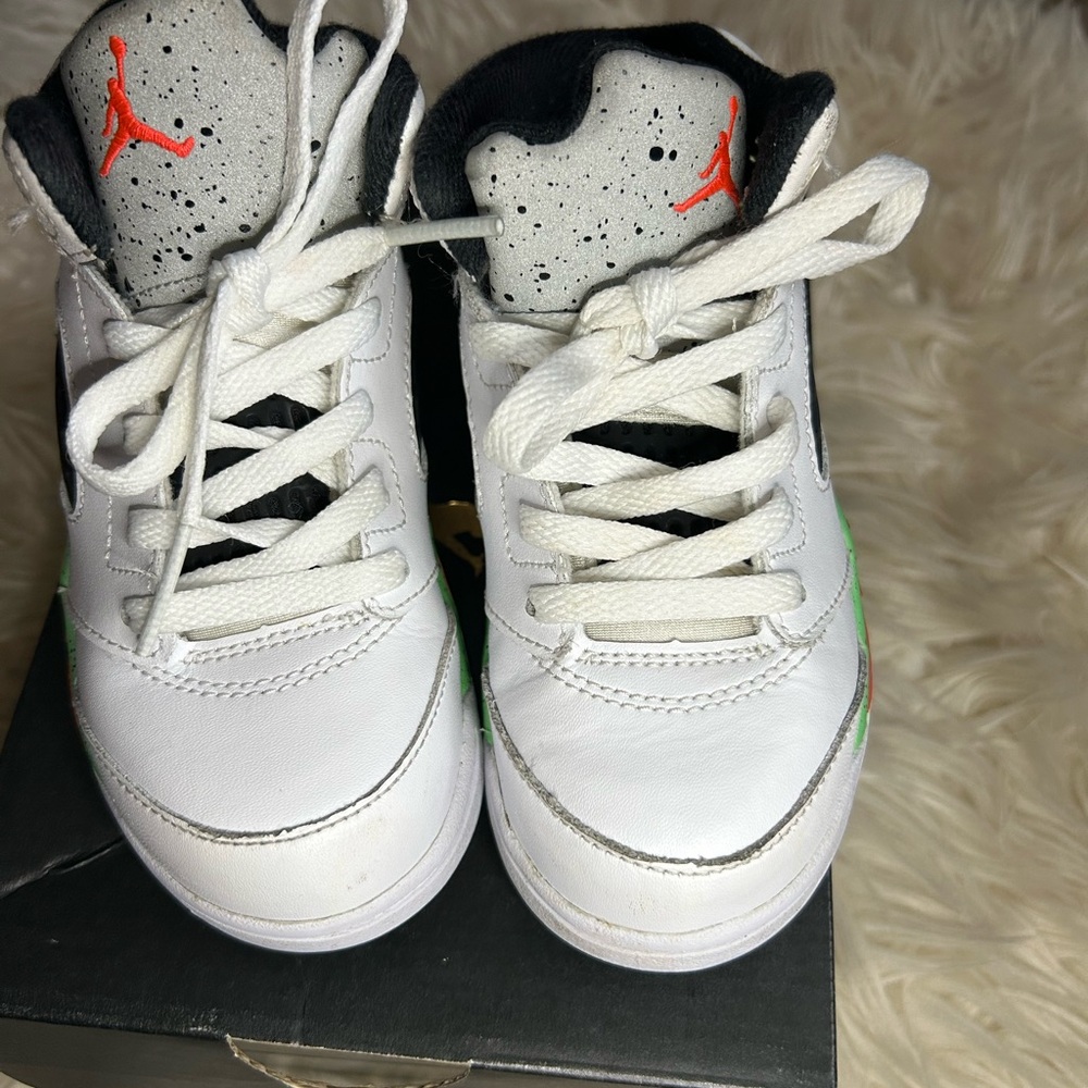 Position Green Jordan 5s
